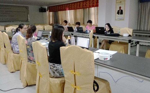  各家的客服美女真是巾幗不讓須眉啊，學(xué)習(xí)工作兩不誤